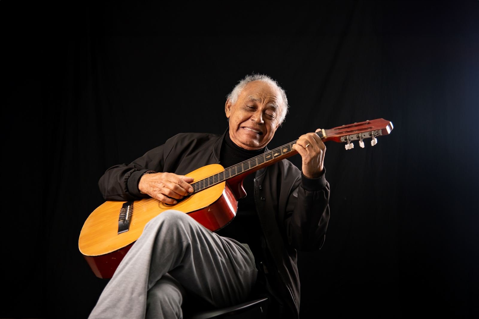 Dr. Oliveira tocando violÃ£o